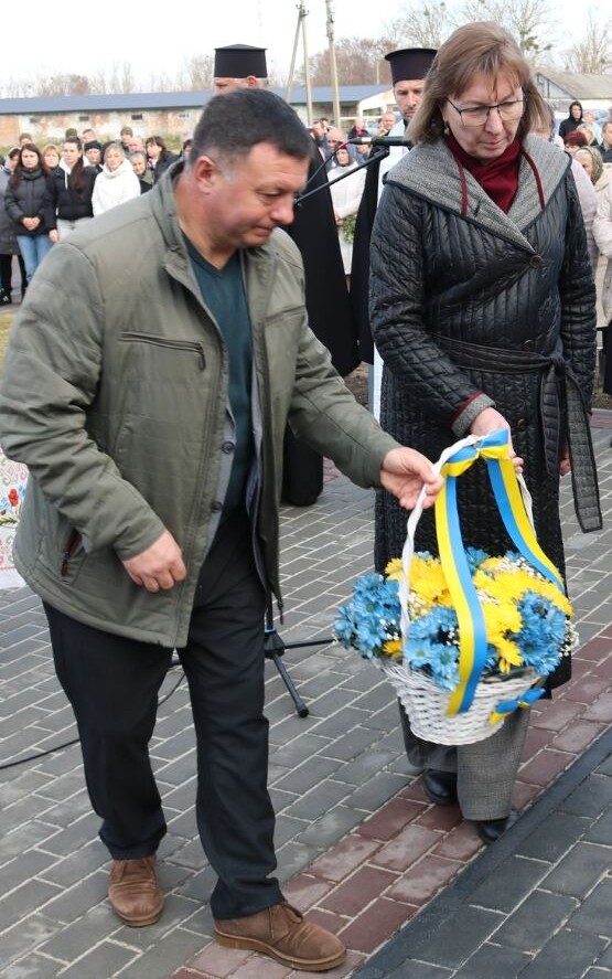 Квіти Героям поклали лідер громади Віктор Годик і секретар міської ради Наталія Ковальчук, юні та дорослі мешканці старостату.