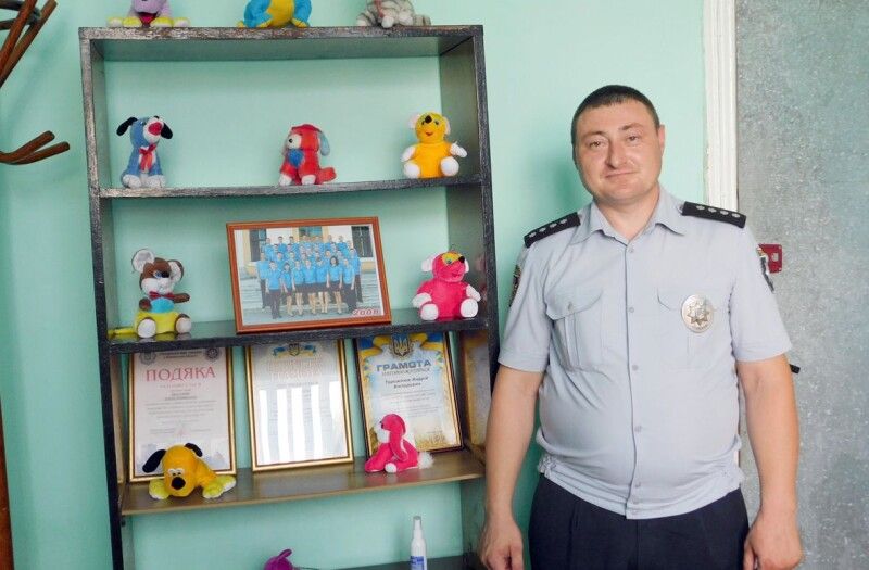 Іграшки в кабінеті Андрія Торожнюка — для дітей, які іноді потрапляють у поліцейський відділок.   