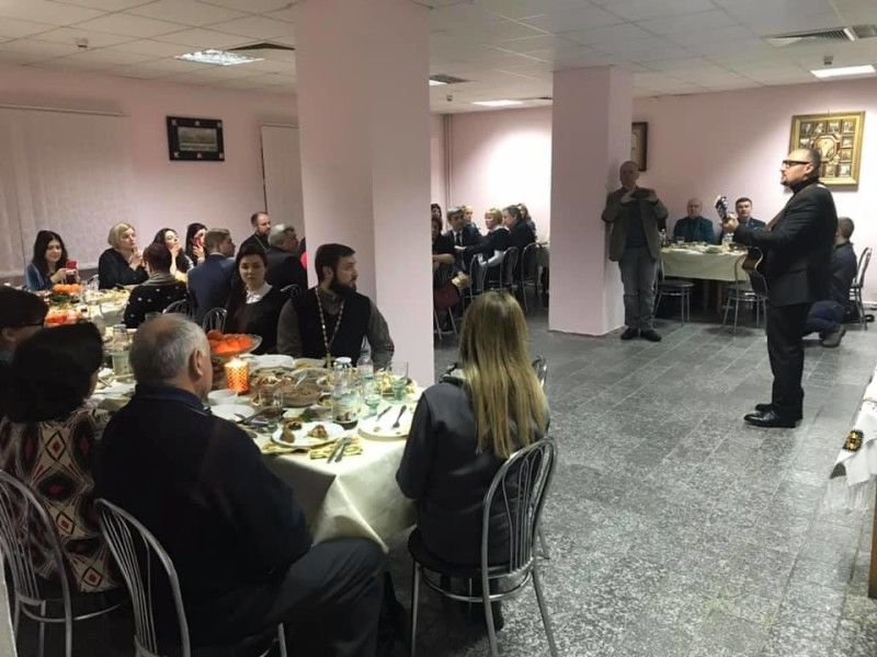 Фома заспівав пісню Не спи моя рідна земля.
