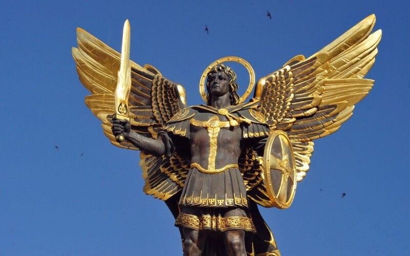 Михаїл очолює воїнство ангелів, завдання якого — захищати добро. Фото із сайту moonzori.com.