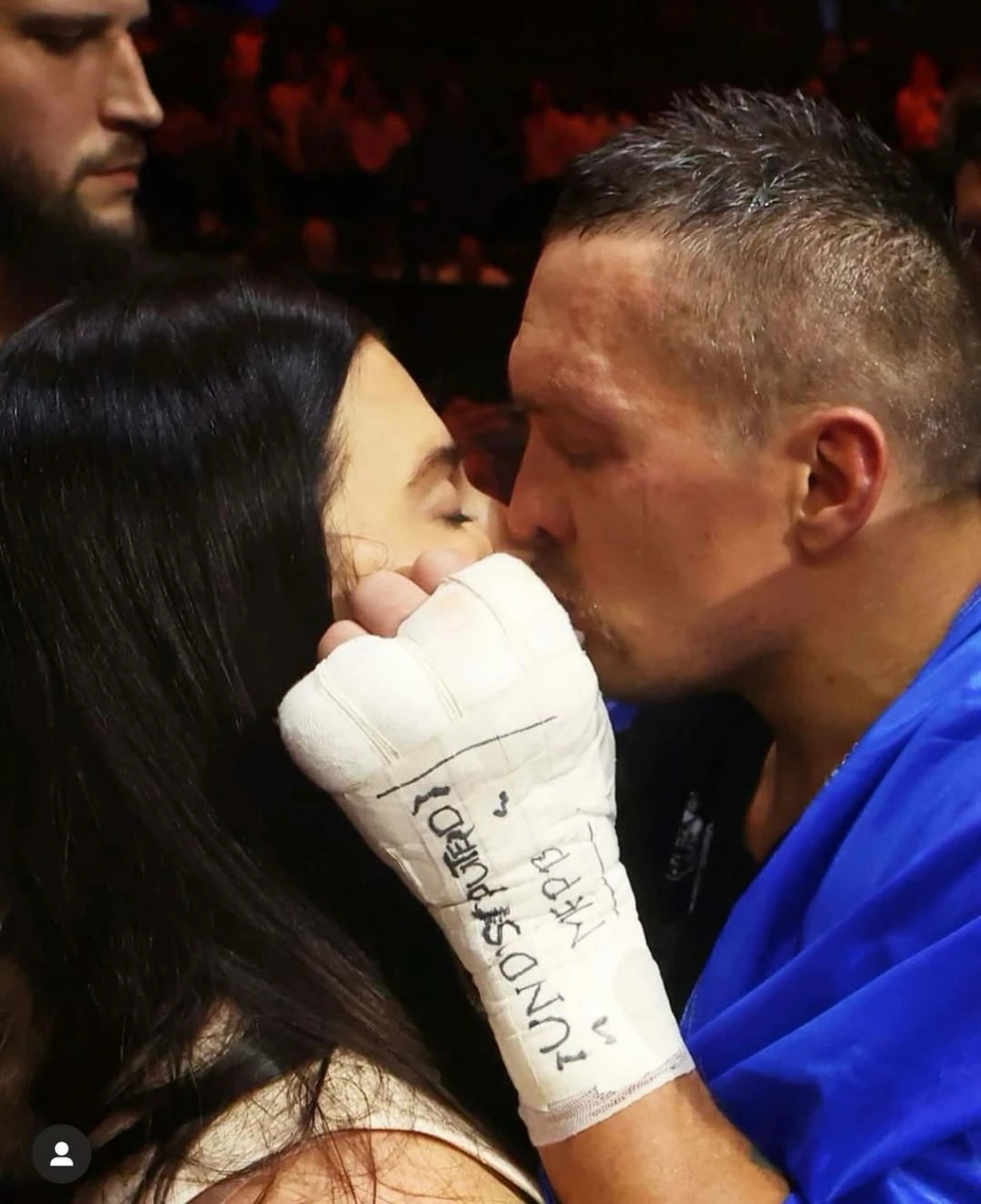 Дружина боксера Олександра Усика в день його поєдинку  з Тайсоном Ф’юрі зацілувала чоловіка, вітаючи його з перемогою.