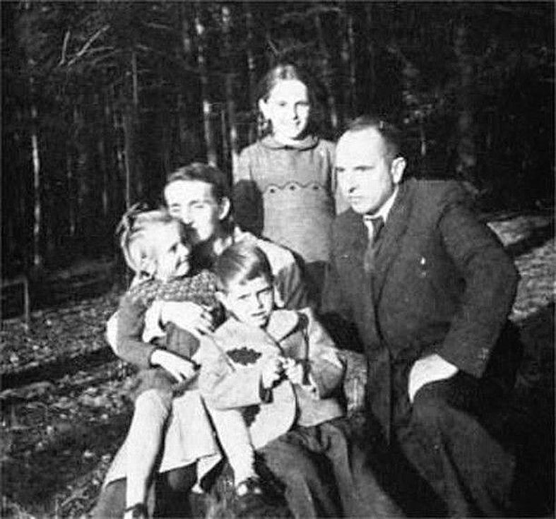 Зустріч Бандери в 1957 році з дружиною та дітьми.