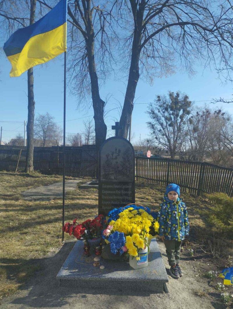 Онук захисника-Героя біля пам’ятника, який був встановлений на місці братської могили на Київщині.