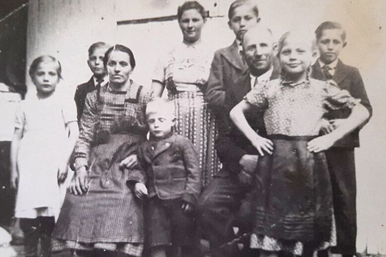 Цьому фото вісім десятиліть: Домініка Залуська (у центрі)  з родиною Реїв у часи Другої світової війни.