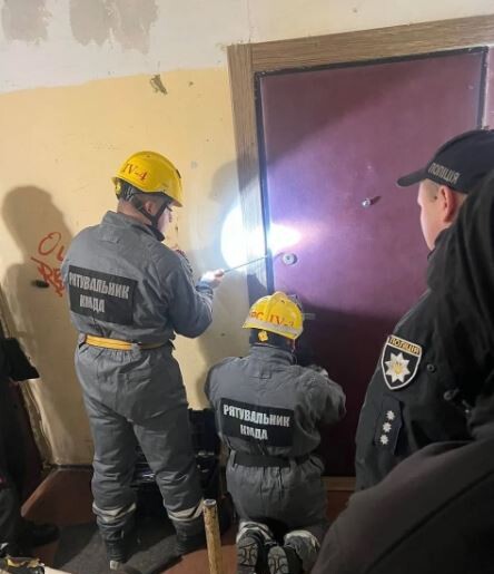 Щоб потрапити в помешкання, де було дитинча, двері житла вирізали рятувальники.