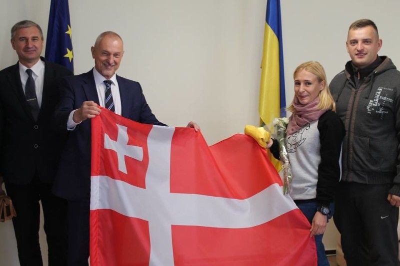 На прапорі голова написав: «Перемоги!»