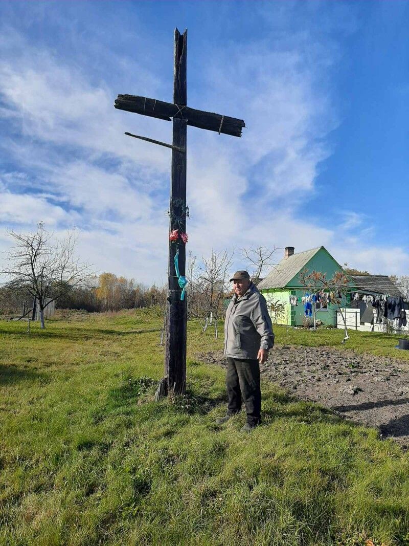 Ніхто в селі не знає, на честь кого й коли точно був встановлений  цей хрест.