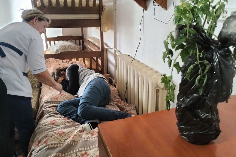 Помідор, привезений з Сумщини, Оксана поки поставила біля свого нового ліжка.