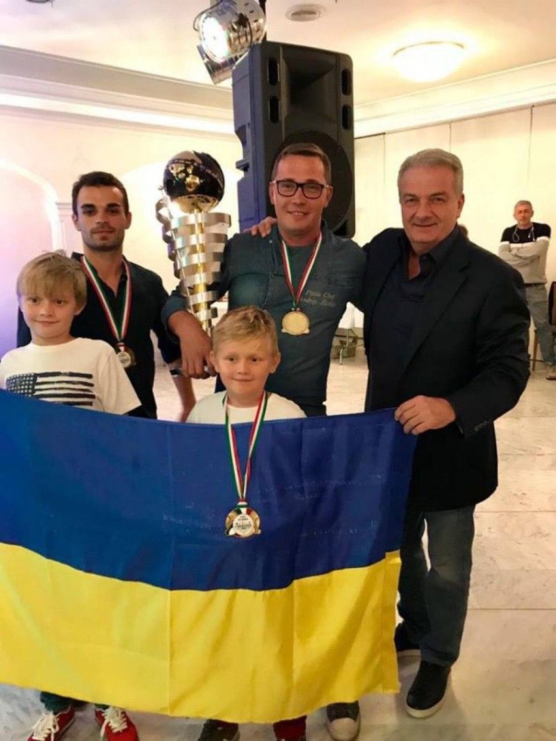 Наш земляк нині - власник піцерії Mastro Pizza, яка дуже популярна в Римі.