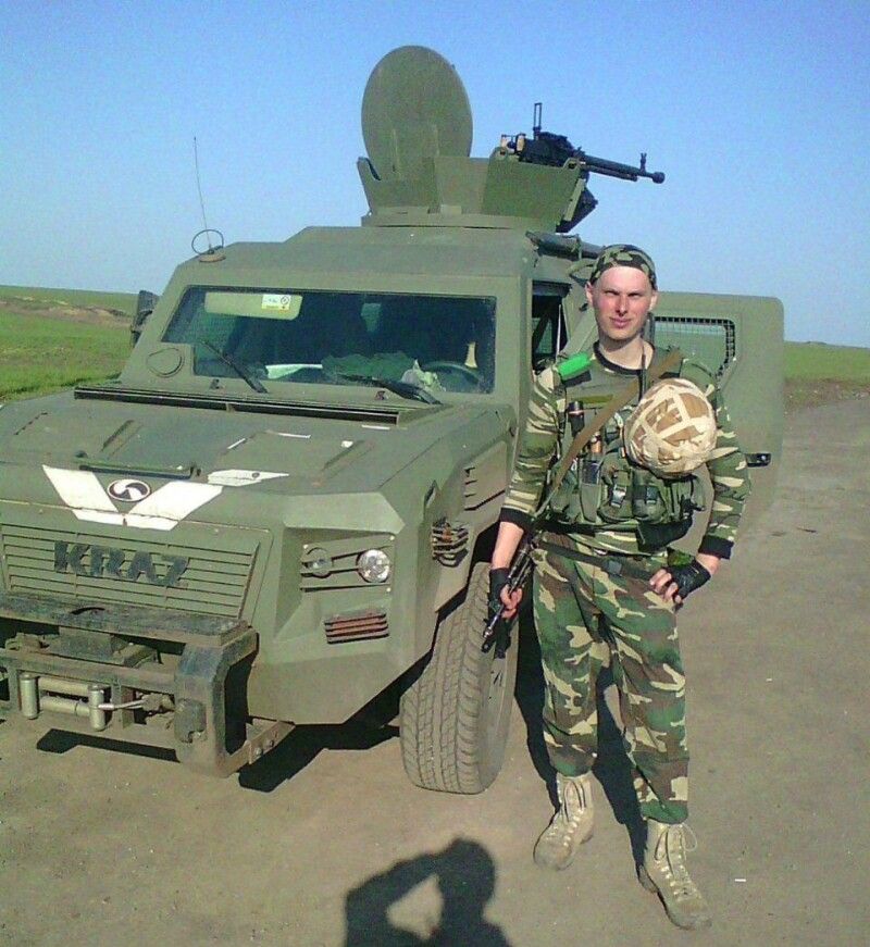 Один із небагатьох знімків, що стали для рідних реліквією, на якому Дмитро – їхній син, чоловік, тато – на війні.