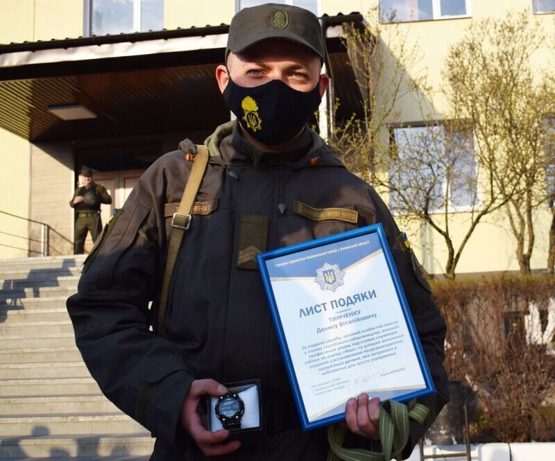Наручний годинник отримав сьогодні кінолог військової частини 1141 НГУ сержант Денис Тимченко, а його напарниця, службова вівчарка Ніка - корм для собак.