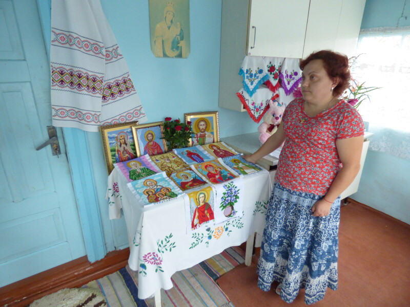Спокій у вишиванні ікон знайшла місцева жителька Тетяна Ратнікова.