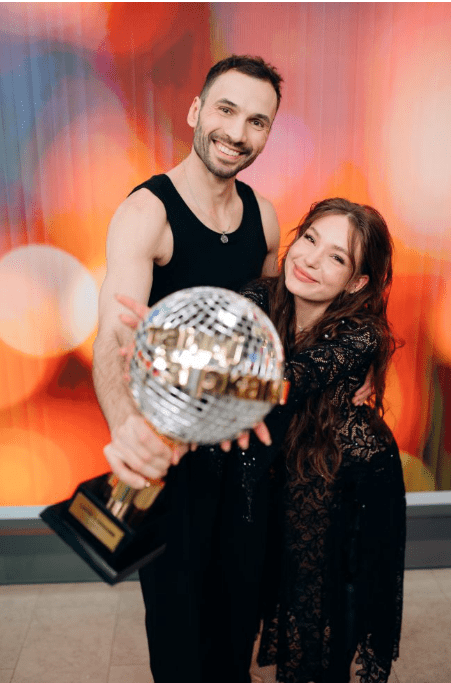 Руслана Данілкіна та Павло Сімакін підкорили паркет пристрасною румбою — танцем глибоких емоцій та близькості. Фото: 1plus1.ua.