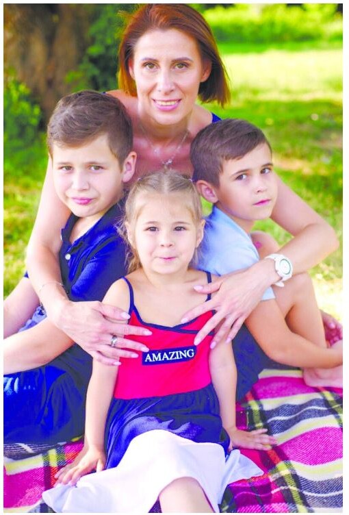 Ірина Крамчанін із синами та донькою. Фото зроблене ще до великої війни – влітку 2021-го.