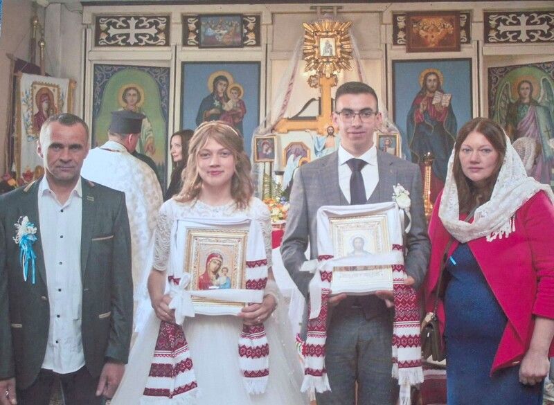 І батько нареченої зміг благословити молодят – після важкої контузії він приїхав із передової на декілька днів додому.