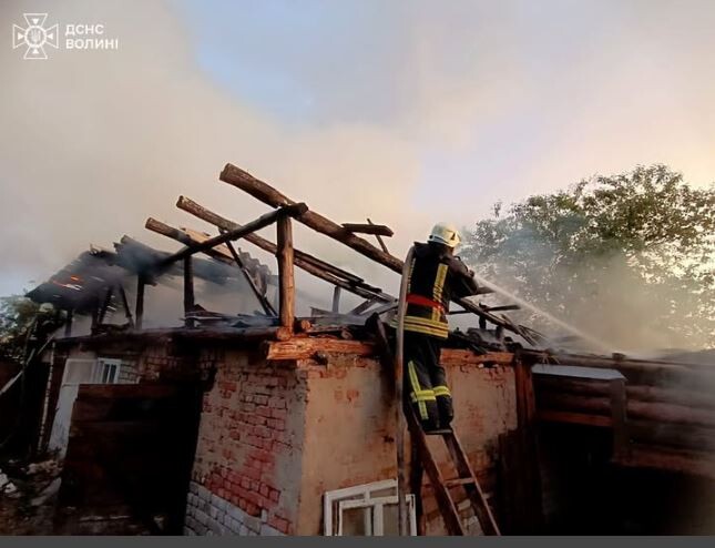 Внаслідок займання вогонь частково знищив покрівлю будівлі, пошкодив перекриття та запаси соломи. Фото: ДСНС Волині.