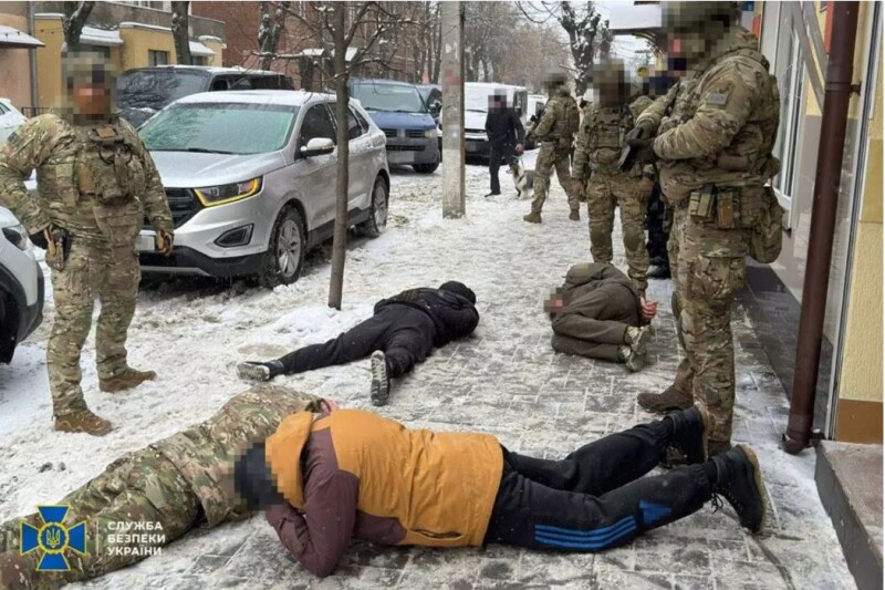 Момент затримання фейкових «добробатівців» у Вінниці.