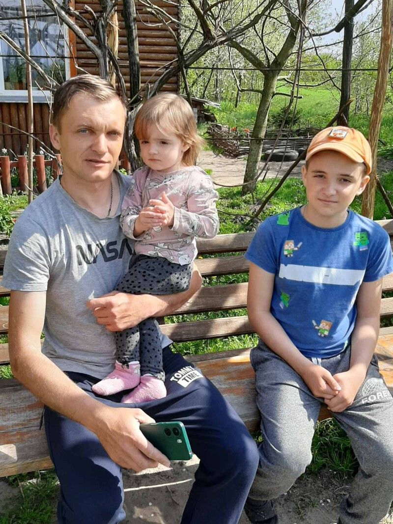 Олексюк-молодший із донькою та старшим сином.