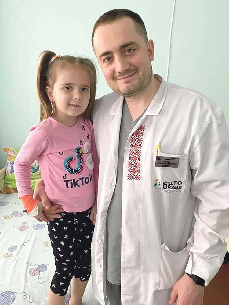 Шестирічна Златочка Яцьків із Хмельниччини зі своїм лікарем Михайлом Ловгою, який звільнив її від епілептичних нападів.  