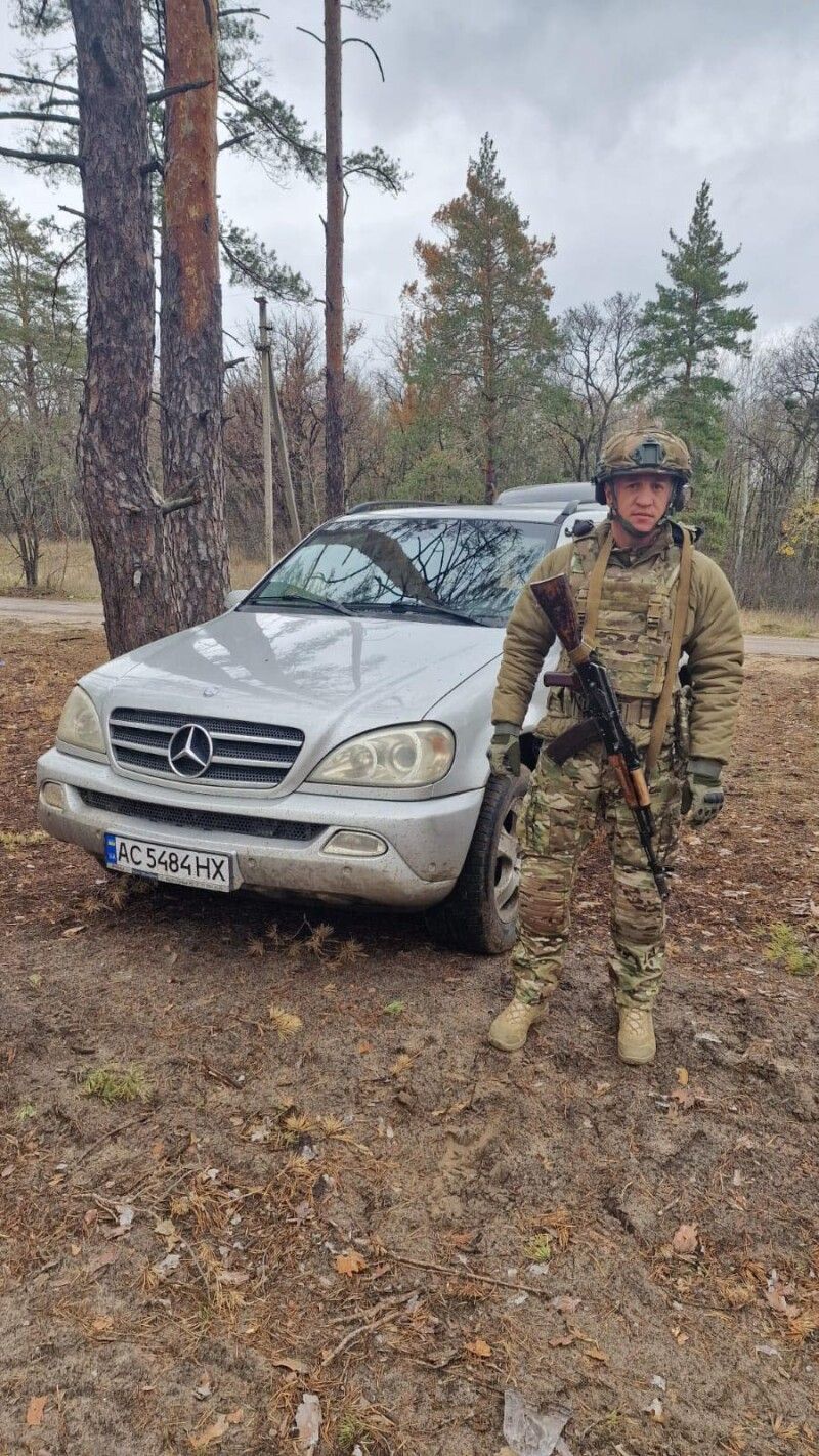 Земляки з Любомльщини передали для Олександра Паламарука такий позашляховик.