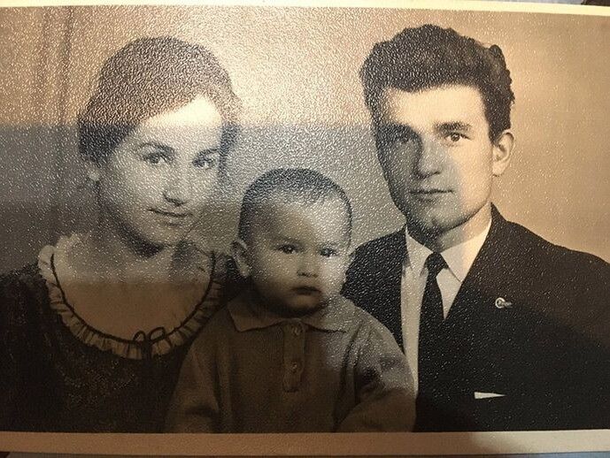 Батька Василя Гладенького (на фото разом із дружиною й сином), як сина ворога народу, радянська влада вислала в Казахстан.