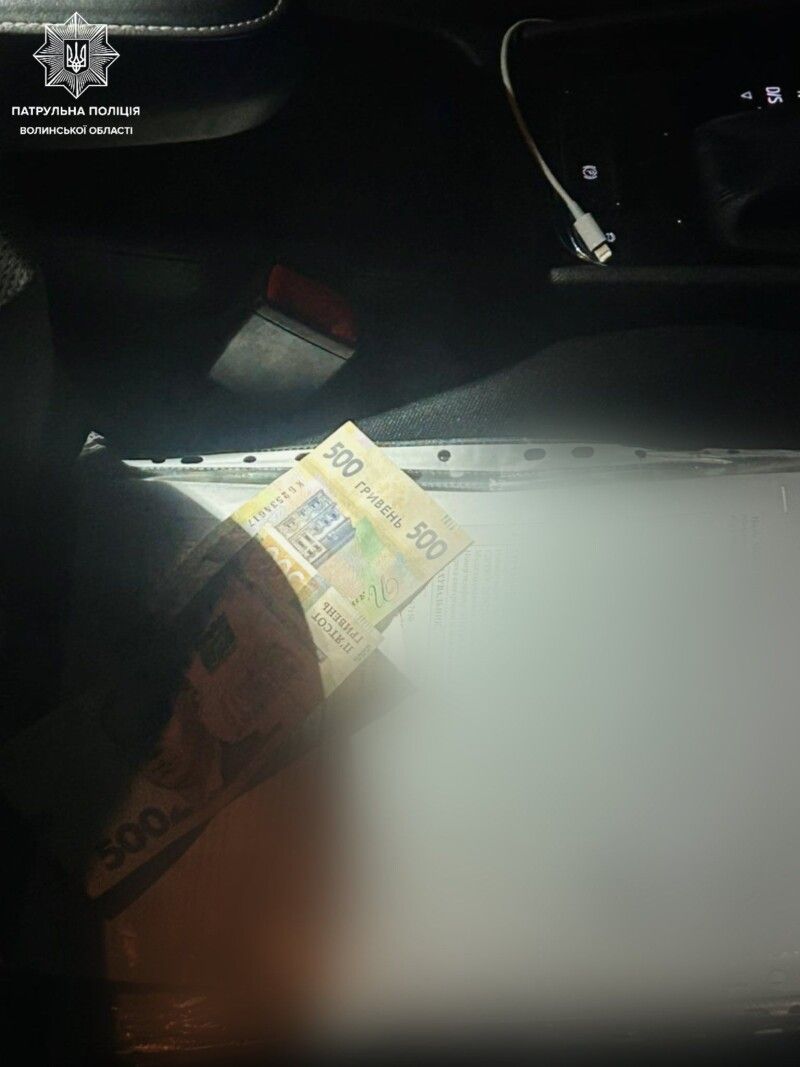 Не тільки Зеленський тисячу гривень роздає... Фото: Патрульна поліція Волині.