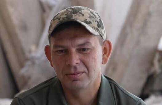 Олександр тримав позицію, доки не отримав поранення. Потім викликав вогонь на себе, щоб мати змогу відійти.