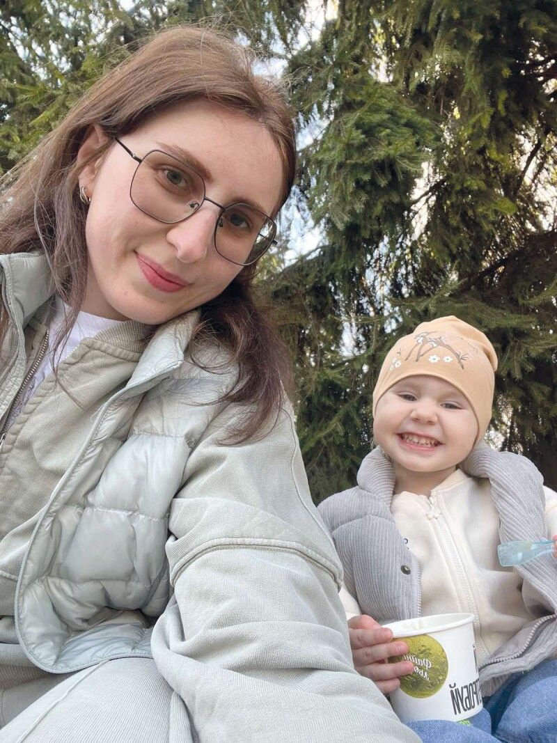 На жаль, з ними нема чоловіка, тата…