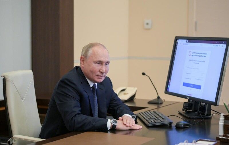 Президент Росії під час дистанційного голосування на виборах.