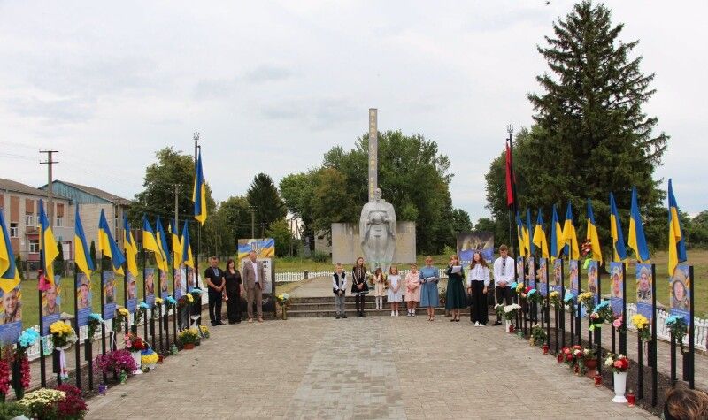 Нехай квіти біля портретів Героїв ніколи не в’януть!