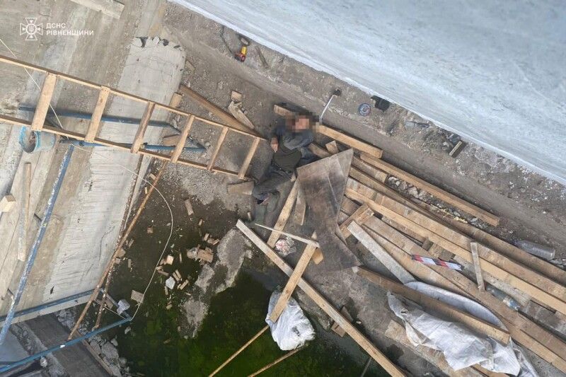 Після падіння з такої висоти чоловік не зміг самостійно піднятись...