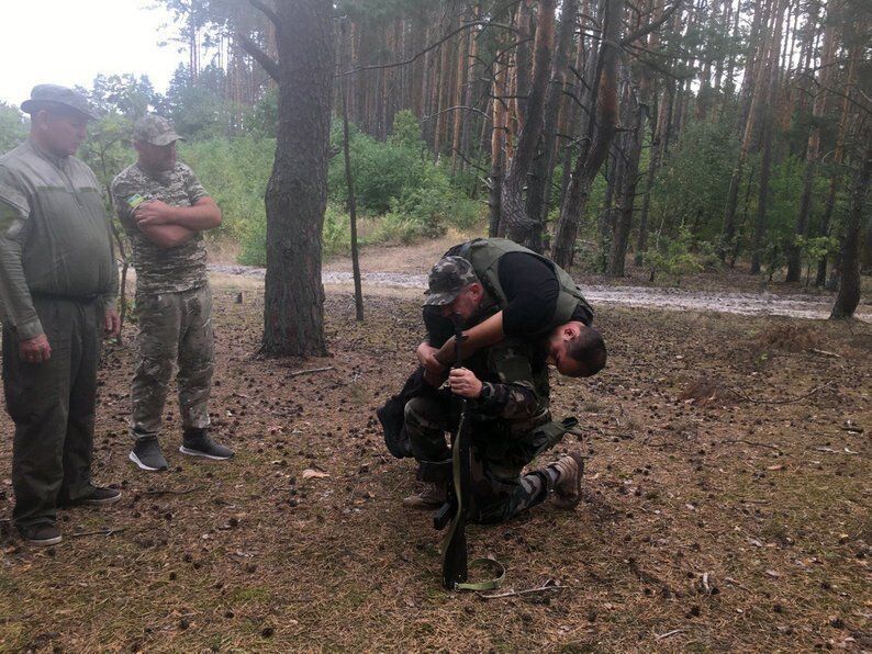 Евакуація пораненого з поля бою під час навчання з бойової підготовки.