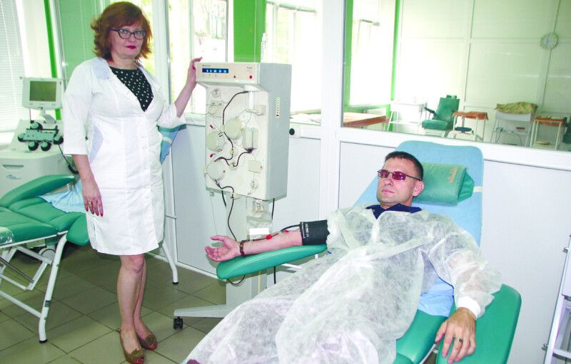 Завідувачка відділення заготівлі крові Надія Воробей вважає, що таких людей, як Юрій Деркач, треба цінувати й поважати.