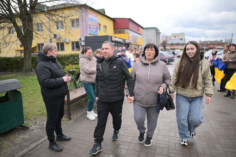 Василь Мартинюк нарешті зі своїми рідними. Фото: Камінь-Каширська міська рада.