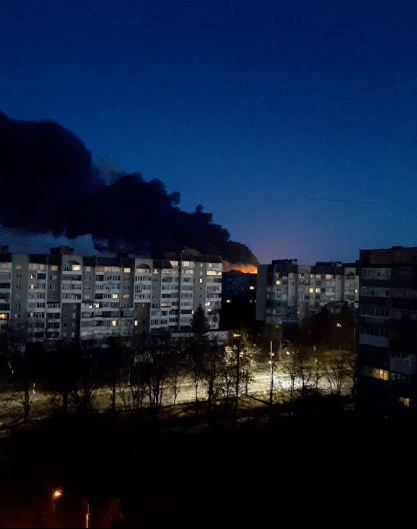З такої димової заграви розпочинався сьогодні день у Луцьку.