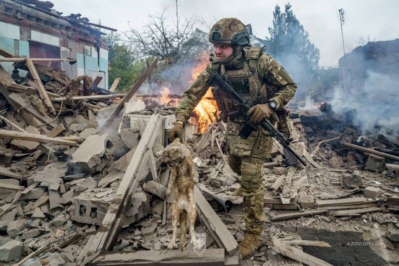 Стрільці-зенітники ППО 12-ої бригади «Азов» та бійці Обʼєднаної штурмової бригади Нацполіції «Лють» під час рятувальної операції в Костянтинівці. 