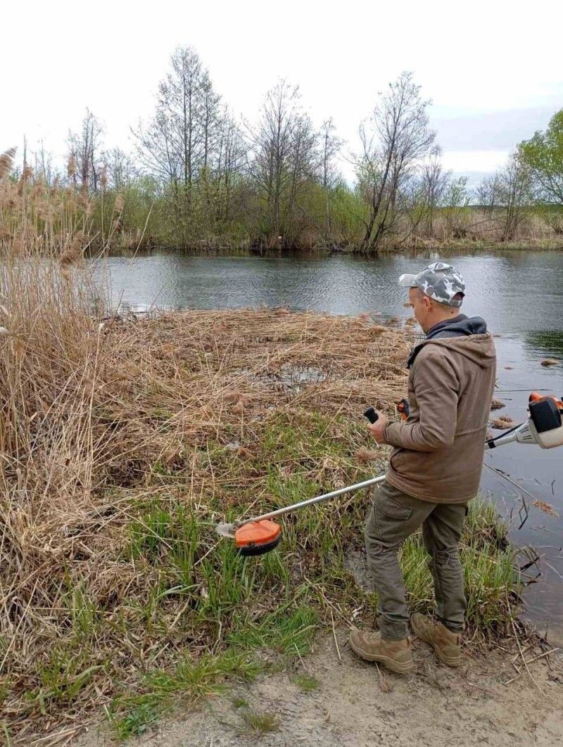 Працівник парку скошує торішній очерет. Фото: НПП «Прип’ять–Стохід».