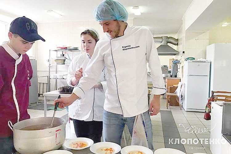 Зараз талановитий хлопець ще й навчає майбутніх кухарів в одному з профільних закладів Києва.