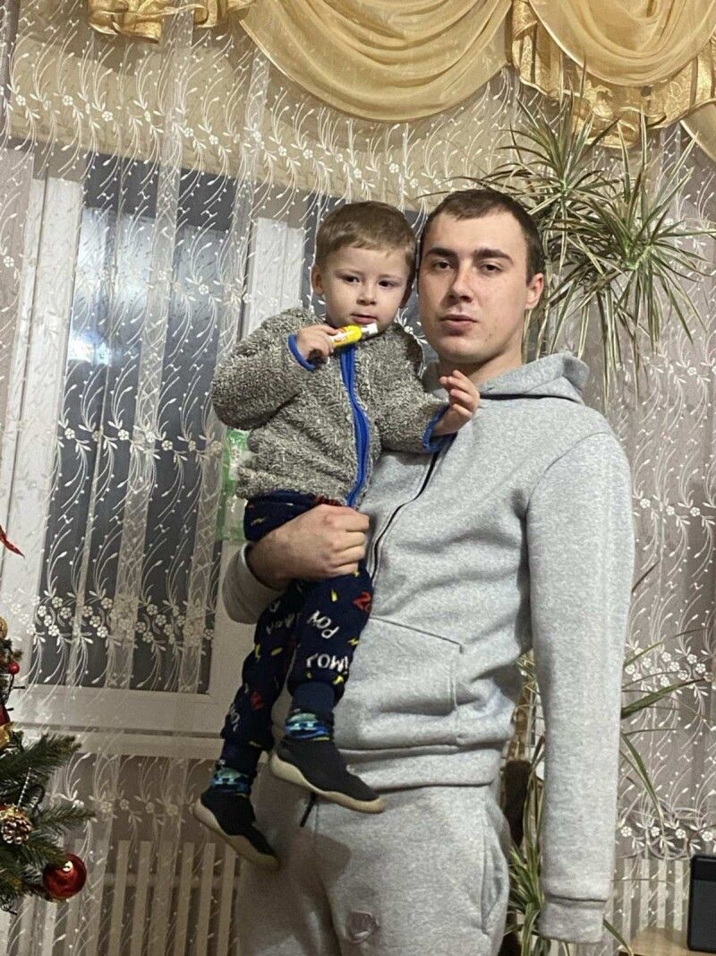 Дмитро із сином, який народився  у перший рік повномасштабної війни.