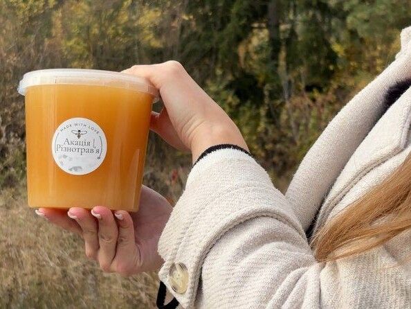 Мед, який зібрала Вікторія цього року на татовій пасіці. 