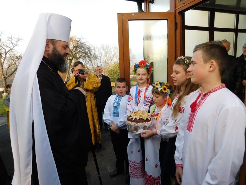 Владику Михаїла зустрічають юні парафіяни Свято-Миколаївського храму с.Скобелки. Фото Лесі ВЛАШИНЕЦЬ.