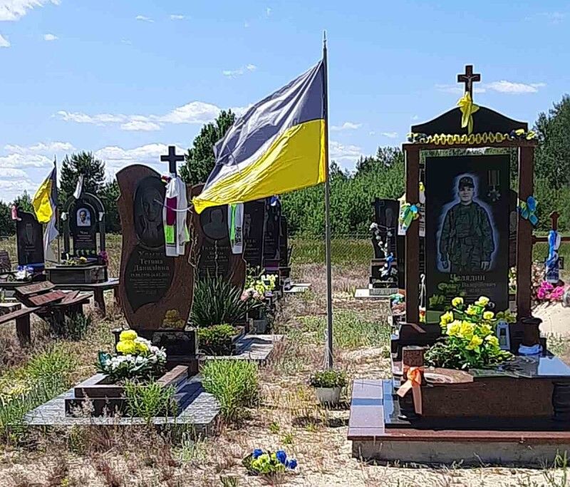На кладовищі такого маленького села вже три могили загиблих захисників України.