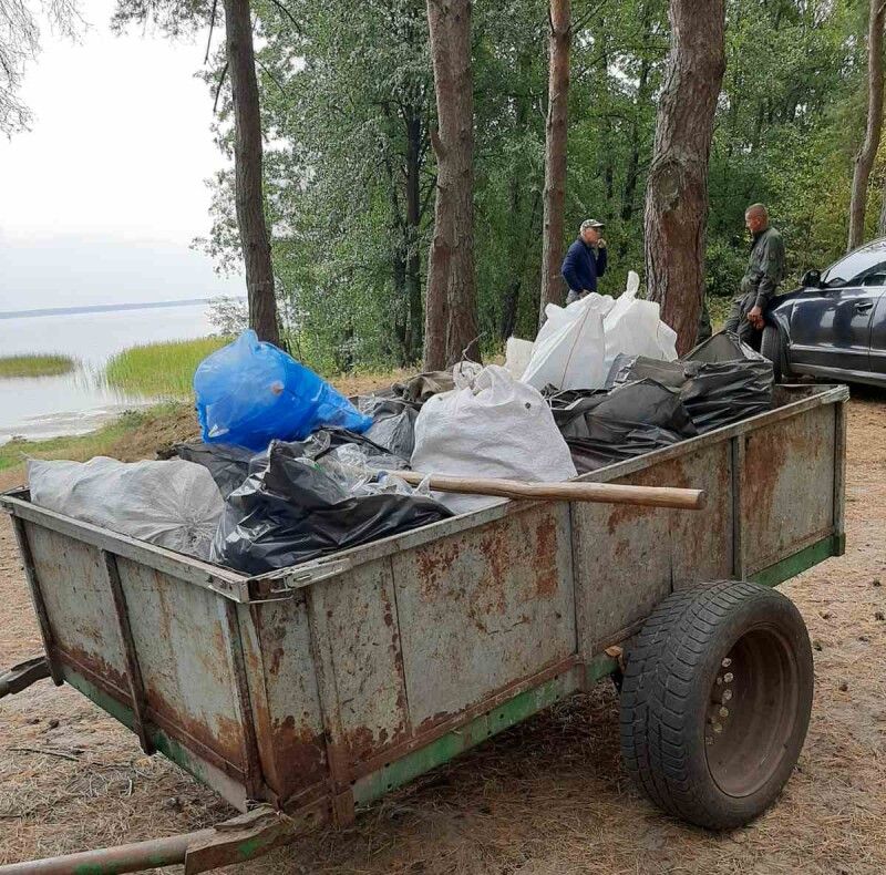 На закінчення сезону учасники толоки зібрали багатенько сміття. 