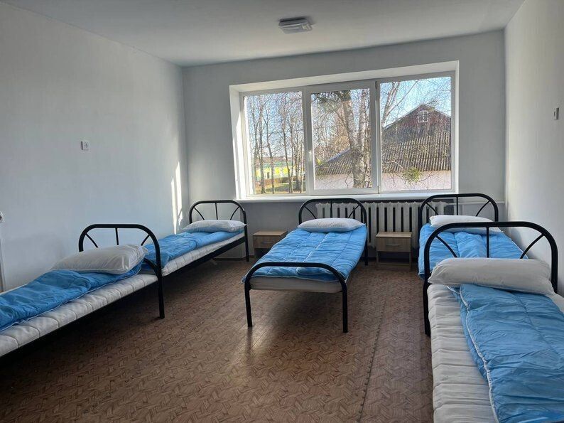 Кімната гуртожитку для переселенців у селі Троянівка на Волині. 