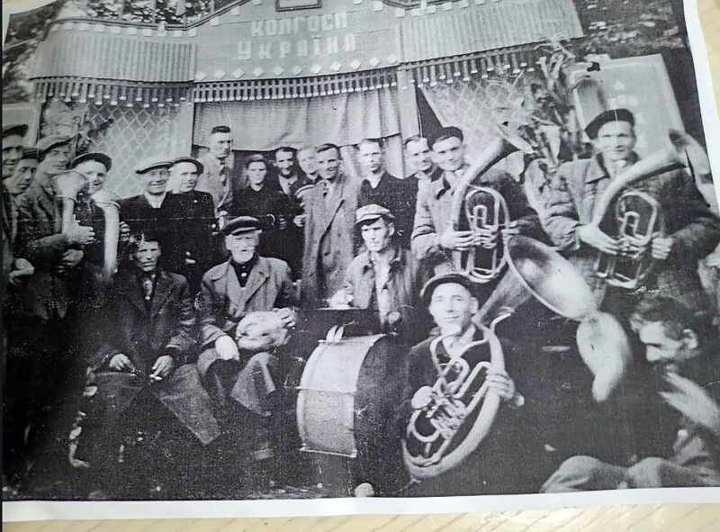 На архівному фото: в центрі з басом Корній Годлевський, прадід актора Остапа Годлевського, а другий справа з корнетом – Фадей Панчук. 