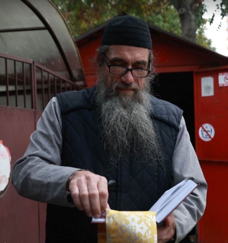 Уже 10 років священник ПЦУ Дмитро Краснобаєв проводить під землею  в катакомбах богослужіння.