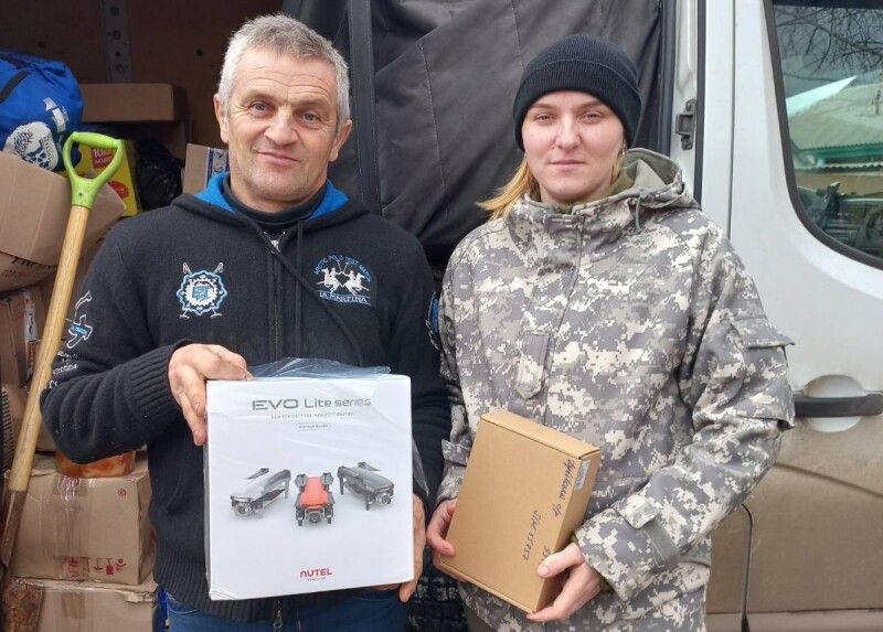 Володимир Босак і військова,  яка виїхала назустріч волонтеру,  аби одержати дрон,  призначений для 14-ї ОМБр.