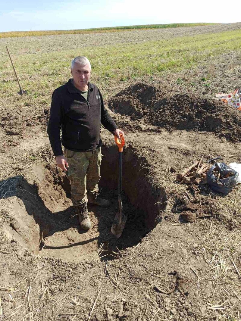 Військовий археолог Олег Торчинюк розкопав місце, де покоївся солдат.