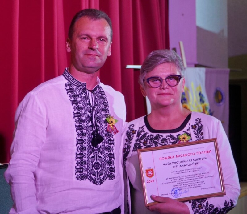 Міський голова Володимира Ігор Пальонка особисто подякував союзянці Вірі Чайковській-Тарликовій за організацію творчого заходу «Душа України в рушнику», в рамках якого назбирали на дрон для військових.