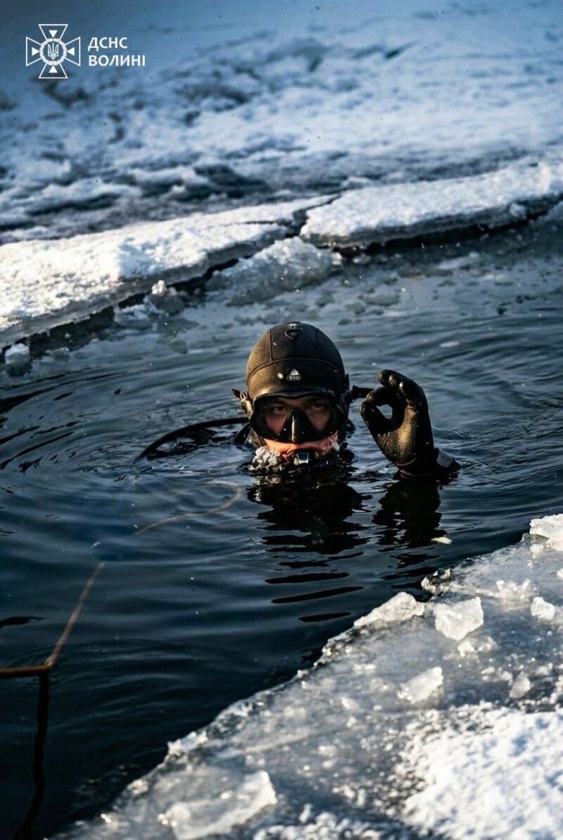 Для людей, які не мають водолазного фаху, лід ніколи не «ок», навіть коли здається, що «ок». Фото: ДСНС Волині.